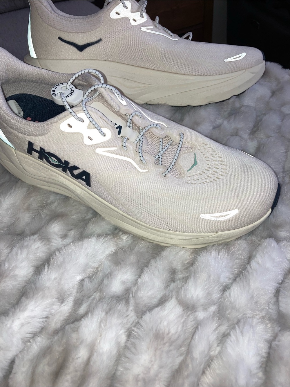 HOKA ONE ONE “Arahi 8” 1168691 Wmn’s Size 11B - Cream Color